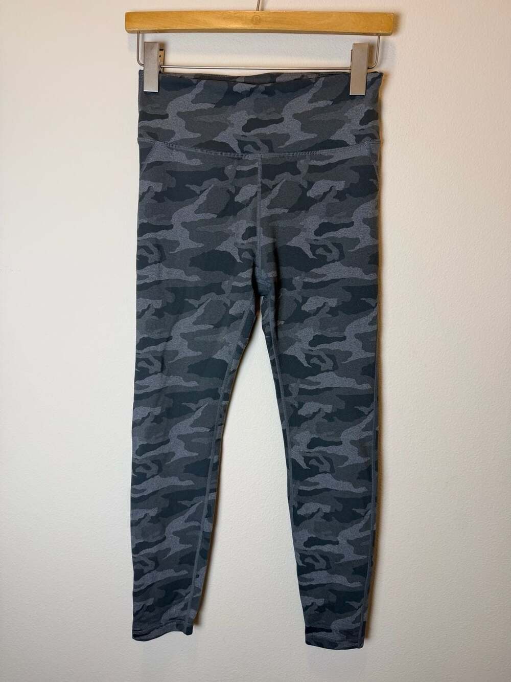 Vuori Performance Leggings Size Small Camo